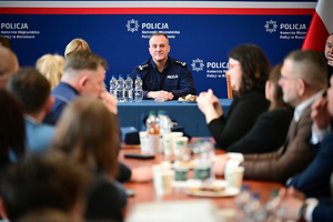 Policjanci, zaproszeni goście oraz laureaci konkursu podczas finału w auli KWP w Rzeszowie