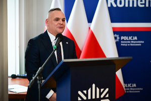 Policjanci, zaproszeni goście oraz laureaci konkursu podczas finału w auli KWP w Rzeszowie