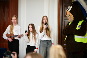 Policjanci, zaproszeni goście oraz laureaci konkursu podczas finału w auli KWP w Rzeszowie