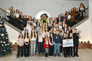 Policjanci, zaproszeni goście oraz laureaci konkursu podczas finału w auli KWP w Rzeszowie