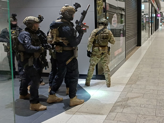 Policyjni kontrterroryści podczas ćwiczeń w galerii handlowej