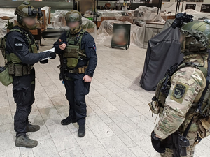 Policyjni kontrterroryści podczas ćwiczeń w galerii handlowej