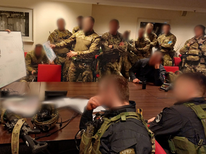 Policyjni kontrterroryści podczas ćwiczeń w galerii handlowej