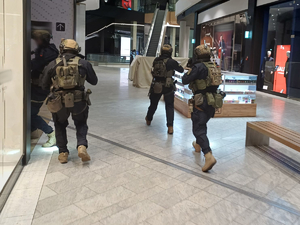 Policyjni kontrterroryści podczas ćwiczeń w galerii handlowej