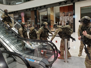 Policyjni kontrterroryści podczas ćwiczeń w galerii handlowej