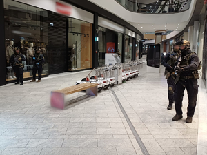 Policyjni kontrterroryści podczas ćwiczeń w galerii handlowej