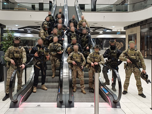 Policyjni kontrterroryści podczas ćwiczeń w galerii handlowej