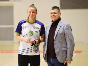 Policjantka - piłkarka, w stroju piłkarskim na boisku