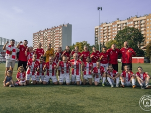 Policjantka - piłkarka, w stroju piłkarskim na boisku