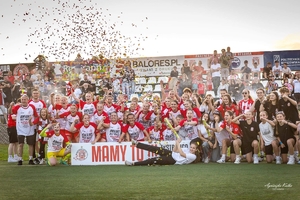 Policjantka - piłkarka, w stroju piłkarskim na boisku