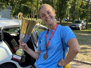 Policjantka - piłkarka, w stroju piłkarskim na boisku