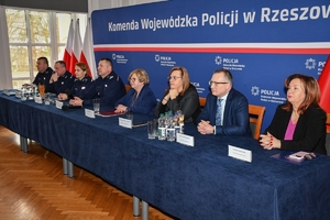 Policjanci i zaproszeni goście podczas odprawy rocznej w auli KWP w Rzeszowie