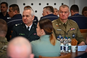 Policjanci i zaproszeni goście podczas odprawy rocznej w auli KWP w Rzeszowie