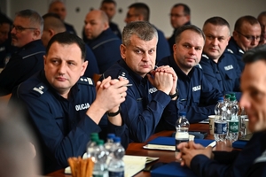 Policjanci i zaproszeni goście podczas odprawy rocznej w auli KWP w Rzeszowie