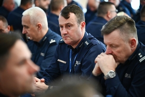 Policjanci i zaproszeni goście podczas odprawy rocznej w auli KWP w Rzeszowie