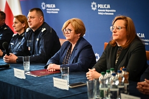 Policjanci i zaproszeni goście podczas odprawy rocznej w auli KWP w Rzeszowie