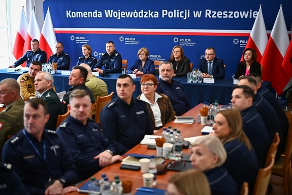 Policjanci i zaproszeni goście podczas odprawy rocznej w auli KWP w Rzeszowie