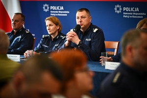 Policjanci i zaproszeni goście podczas odprawy rocznej w auli KWP w Rzeszowie