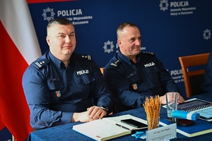Policjanci i zaproszeni goście podczas odprawy rocznej w auli KWP w Rzeszowie