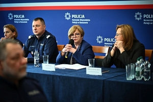 Policjanci i zaproszeni goście podczas odprawy rocznej w auli KWP w Rzeszowie