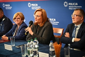 Policjanci i zaproszeni goście podczas odprawy rocznej w auli KWP w Rzeszowie