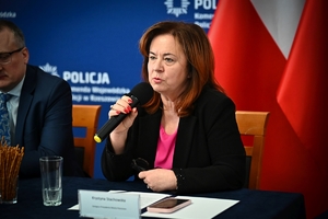 Policjanci i zaproszeni goście podczas odprawy rocznej w auli KWP w Rzeszowie