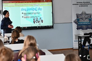 Policjanta podczas spotkania z uczniami szkoły