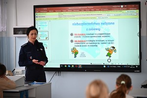 Policjanta podczas spotkania z uczniami szkoły