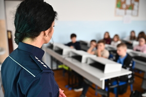 Policjanta podczas spotkania z uczniami szkoły