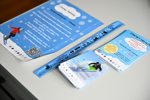 Policjanta podczas spotkania z uczniami szkoły