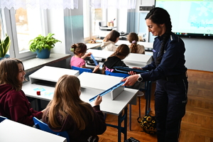 Policjanta podczas spotkania z uczniami szkoły