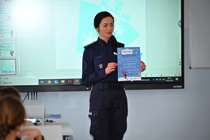 Policjanta podczas spotkania z uczniami szkoły