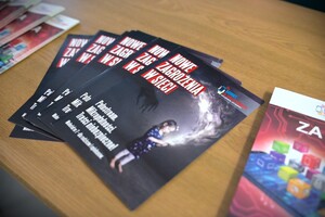 Policjant podczas spotkania z uczniami