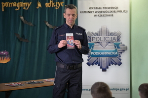 Policjant podczas spotkania z uczniami