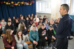 Policjant podczas spotkania z uczniami