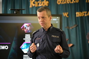 Policjant podczas spotkania z uczniami