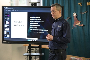 Policjant podczas spotkania z uczniami