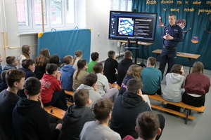 Policjant podczas spotkania z uczniami