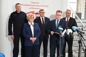 Wojewoda Podkarpacki, Komendant Wojewódzki Policji w Rzeszowie oraz zaproszeni goście i przedstawiciele mediów podczas briefingu prasowego w Centrum Powiadamiania Ratunkowego w Rzeszowie.