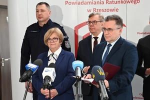 Wojewoda Podkarpacki, Komendant Wojewódzki Policji w Rzeszowie oraz zaproszeni goście i przedstawiciele mediów podczas briefingu prasowego w Centrum Powiadamiania Ratunkowego w Rzeszowie.
