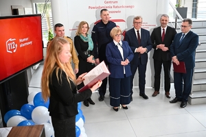 Wojewoda Podkarpacki, Komendant Wojewódzki Policji w Rzeszowie oraz zaproszeni goście i przedstawiciele mediów podczas briefingu prasowego w Centrum Powiadamiania Ratunkowego w Rzeszowie.