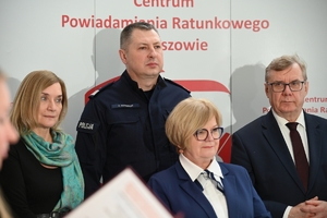 Wojewoda Podkarpacki, Komendant Wojewódzki Policji w Rzeszowie oraz zaproszeni goście i przedstawiciele mediów podczas briefingu prasowego w Centrum Powiadamiania Ratunkowego w Rzeszowie.