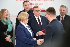Wojewoda Podkarpacki, Komendant Wojewódzki Policji w Rzeszowie oraz zaproszeni goście i przedstawiciele mediów podczas briefingu prasowego w Centrum Powiadamiania Ratunkowego w Rzeszowie.