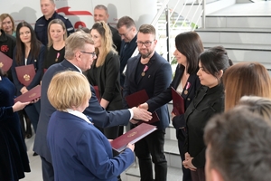 Wojewoda Podkarpacki, Komendant Wojewódzki Policji w Rzeszowie oraz zaproszeni goście i przedstawiciele mediów podczas briefingu prasowego w Centrum Powiadamiania Ratunkowego w Rzeszowie.