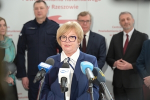 Wojewoda Podkarpacki, Komendant Wojewódzki Policji w Rzeszowie oraz zaproszeni goście i przedstawiciele mediów podczas briefingu prasowego w Centrum Powiadamiania Ratunkowego w Rzeszowie.