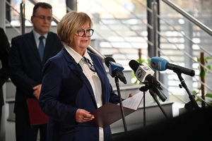 Wojewoda Podkarpacki, Komendant Wojewódzki Policji w Rzeszowie oraz zaproszeni goście i przedstawiciele mediów podczas briefingu prasowego w Centrum Powiadamiania Ratunkowego w Rzeszowie.