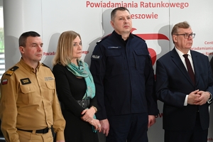 Wojewoda Podkarpacki, Komendant Wojewódzki Policji w Rzeszowie oraz zaproszeni goście i przedstawiciele mediów podczas briefingu prasowego w Centrum Powiadamiania Ratunkowego w Rzeszowie.