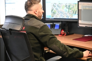 Wojewoda Podkarpacki, Komendant Wojewódzki Policji w Rzeszowie oraz zaproszeni goście i przedstawiciele mediów podczas briefingu prasowego w Centrum Powiadamiania Ratunkowego w Rzeszowie.