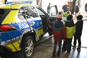 Wojewoda Podkarpacki, Komendant Wojewódzki Policji w Rzeszowie oraz zaproszeni goście i przedstawiciele mediów podczas briefingu prasowego w Centrum Powiadamiania Ratunkowego w Rzeszowie.