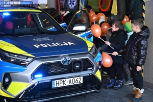 Wojewoda Podkarpacki, Komendant Wojewódzki Policji w Rzeszowie oraz zaproszeni goście i przedstawiciele mediów podczas briefingu prasowego w Centrum Powiadamiania Ratunkowego w Rzeszowie.